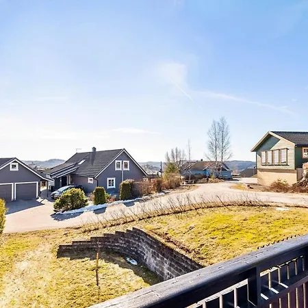 Enebolig Med Plass Til To Familier Villa