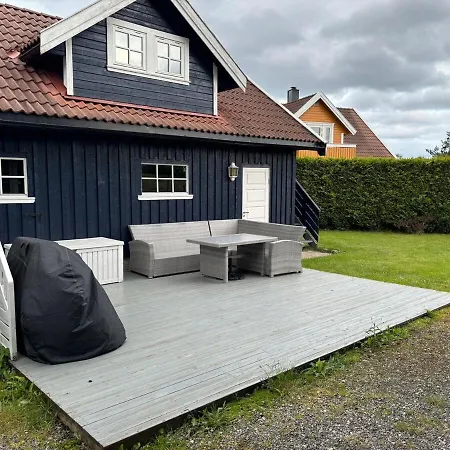 Enebolig Med Plass Til To Familier Villa